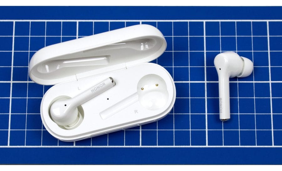 Aufgeklapptes Ladecase mit Magic Earbud.