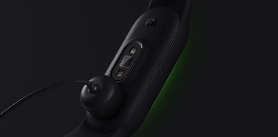 Xiaomi Mi Band 5 mit magnetischem Ladeadapter.