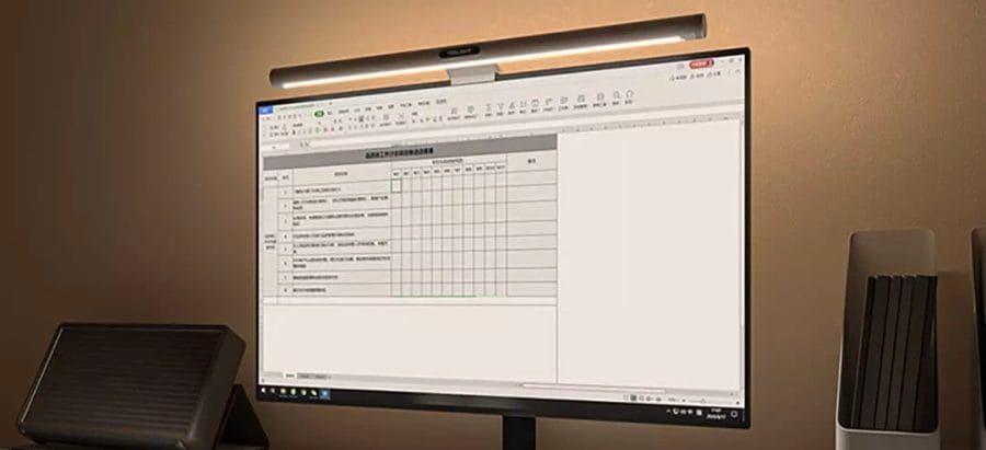 Yeelight Screenbar E-Reading Lampe beim Arbeiten.