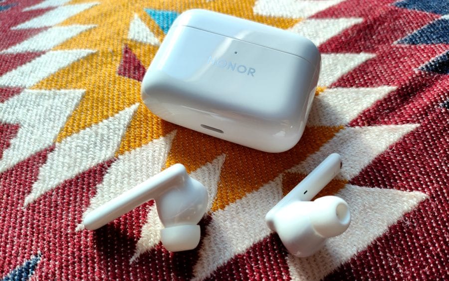 HONOR Earbuds 2 Lite mit zugeklapptem Ladecase.