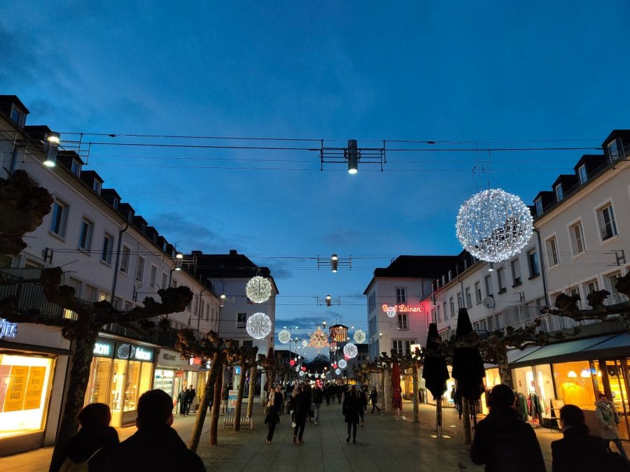 realme GT Neo2 Testaufnahme bei Dämmerung in Innenstadt