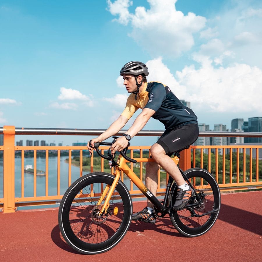 GOGOBEST R2 Fahrer auf Brücke von der Seite