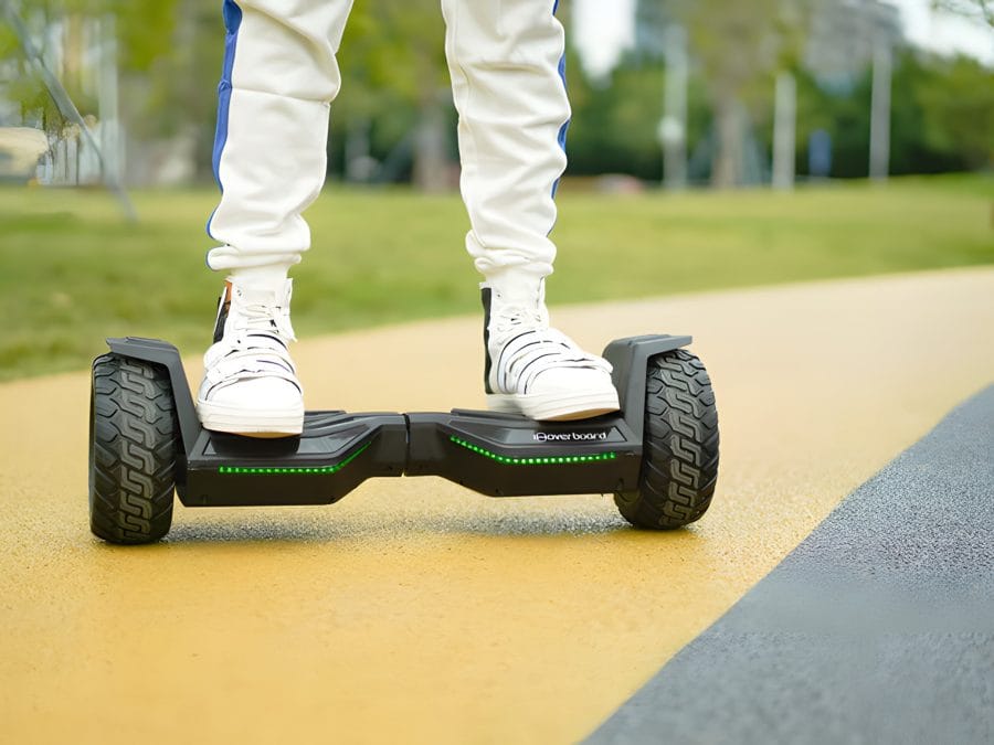 iHoverboard H8 Nahaufnahme mit Füßen auf Hoverboard