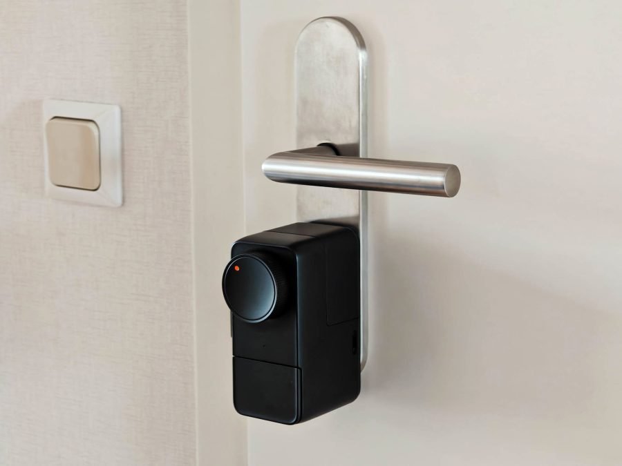 SwitchBot Lock Pro an der Tür befestigt