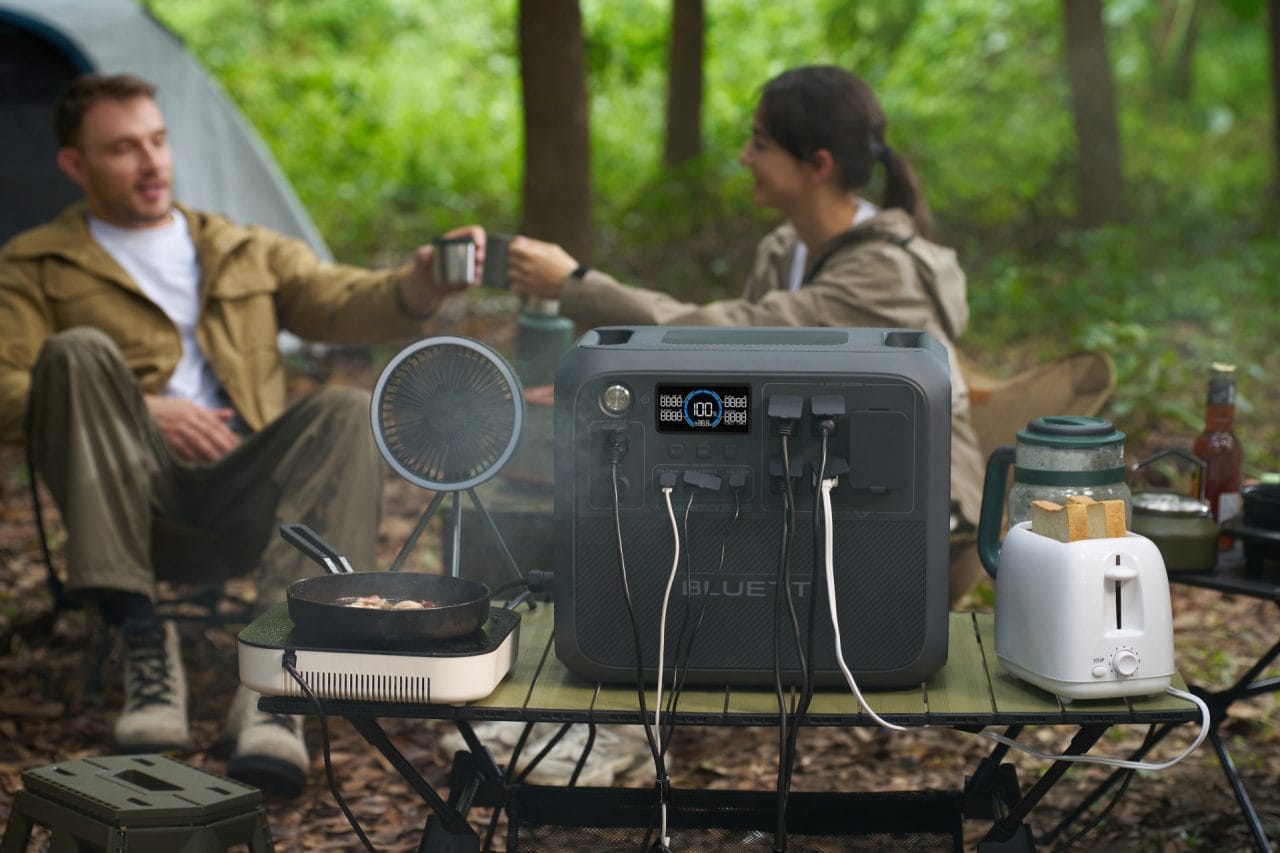 BLUETTI AC200L Powerstation mit angeschlossenen Verbrauchern