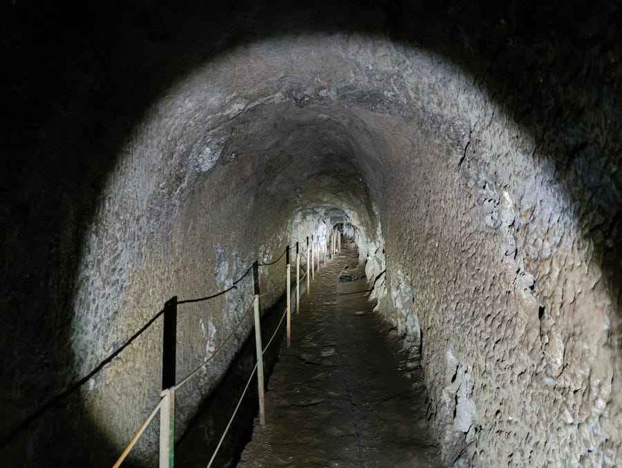 Gang durch einen Tunnel