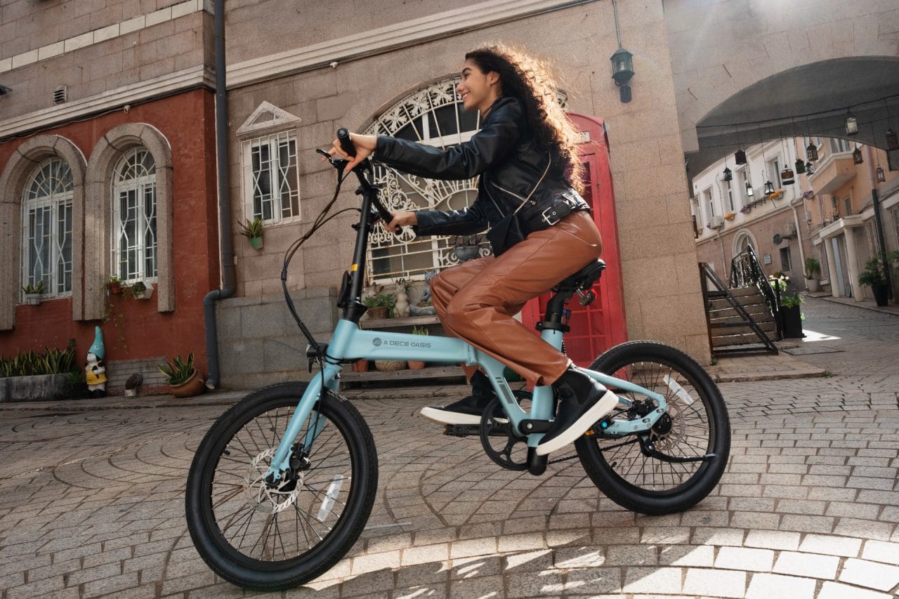 ADO Air 20 Lifestyle Foto mit Frau auf dem E-Bike