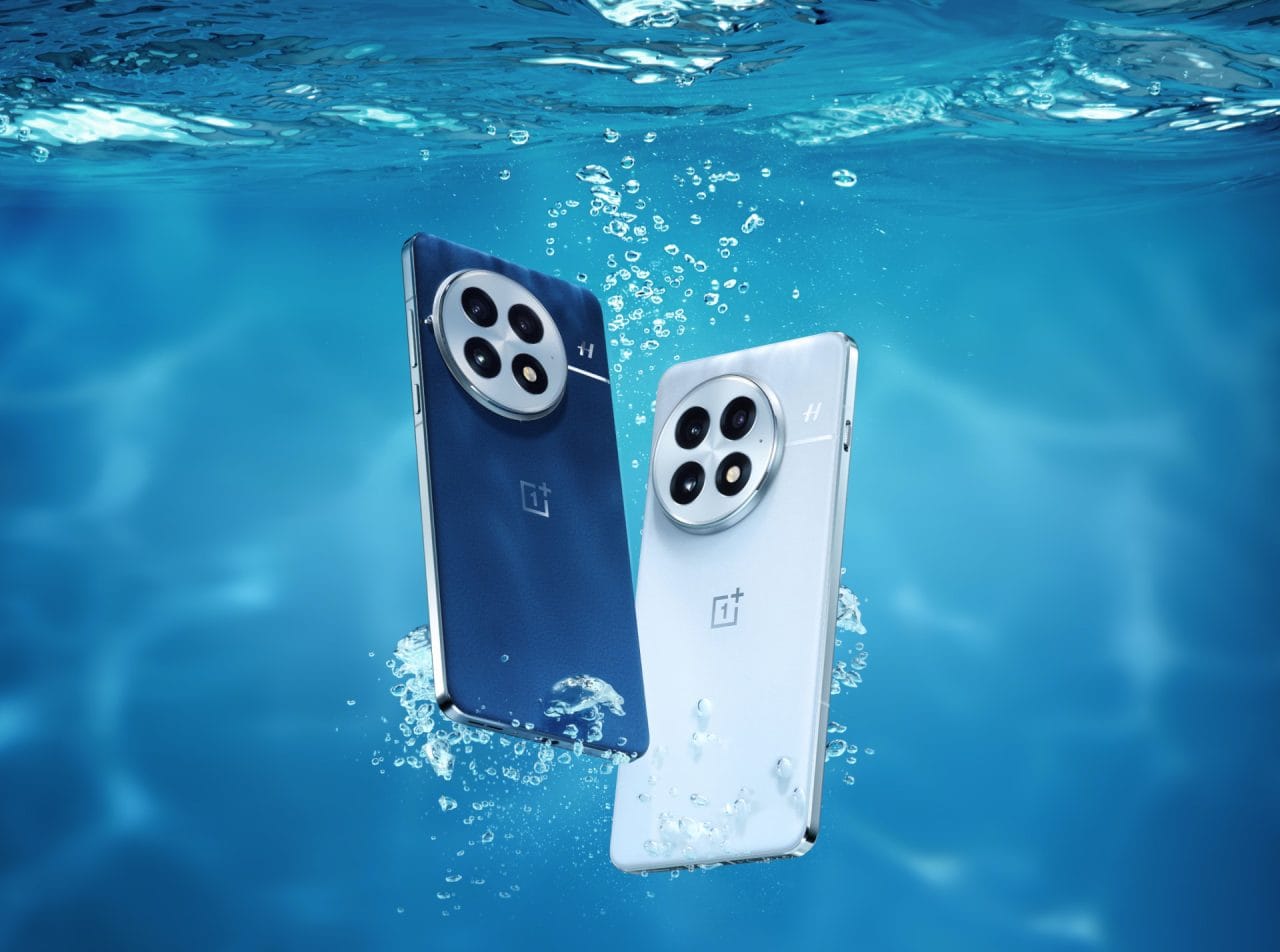 OnePlus 13 in Blau und Weiß im Wasser